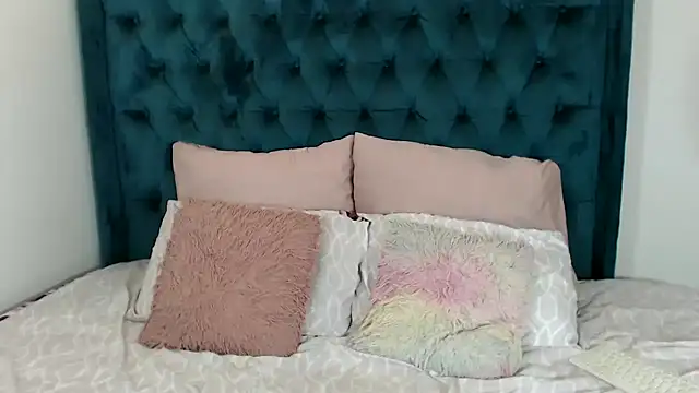 1Blackertheberry1 online show from 01/17/25, 10:23