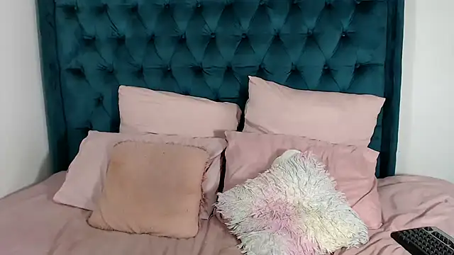 1Blackertheberry1 online show from 02/09/25, 08:24