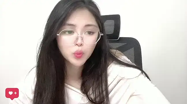 Snapshot of ---MIA--- chatting on 01/21/25, 02:48 ---MIA--- online show from 01/21/25, 02:48