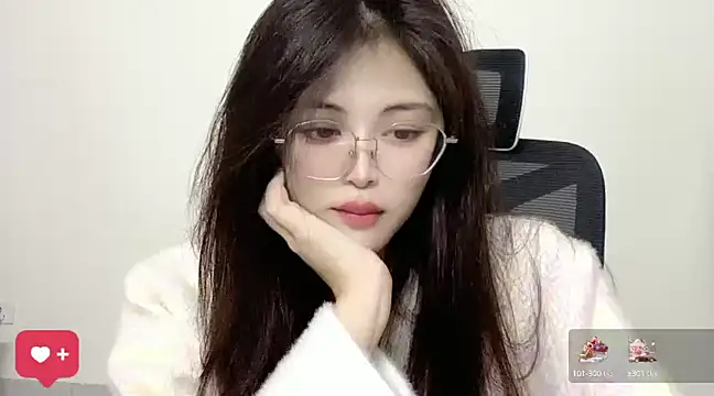 Snapshot of ---MIA--- chatting on 01/23/25, 10:43 ---MIA--- online show from 01/23/25, 10:43