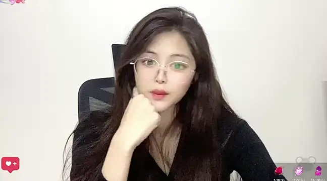 Snapshot of ---MIA--- chatting on 02/05/25, 12:38 ---MIA--- online show from 02/05/25, 12:38