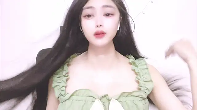 Snapshot of ---MIA--- chatting on 09/23/25, 02:31 ---MIA--- online show from 09/23/25, 02:31