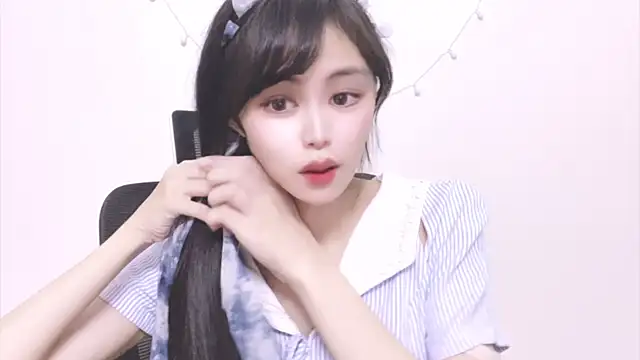 Snapshot of ---MIA--- chatting on 10/03/25, 02:14 ---MIA--- online show from 10/03/25, 02:14