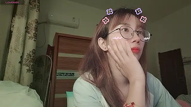 Snapshot of Lili_666 chatting on 05/19/26, 04:13 Lili 666 online show from 05/19/26, 04:13