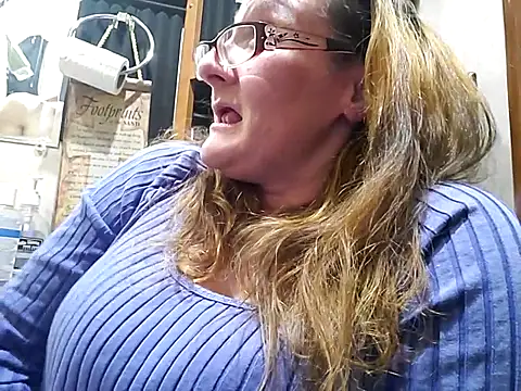 Snapshot of ILUV2TUCHMYKITTY chatting on 03/19/25, 07:29 ILUV2TUCHMYKITTY online show from 03/19/25, 07:29