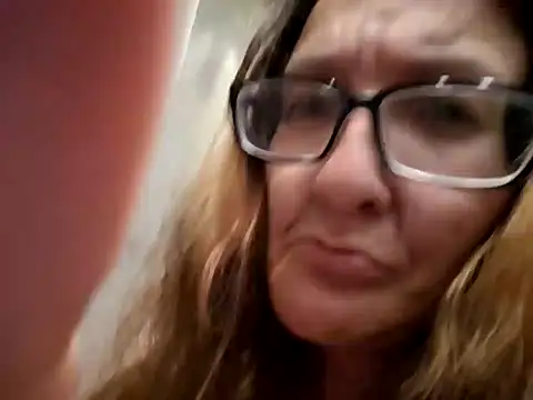 Snapshot of ILUV2TUCHMYKITTY chatting on 09/15/25, 01:33 ILUV2TUCHMYKITTY online show from 09/15/25, 01:33