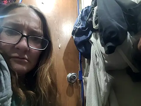 Snapshot of ILUV2TUCHMYKITTY chatting on 10/31/25, 11:11 ILUV2TUCHMYKITTY online show from 10/31/25, 11:11