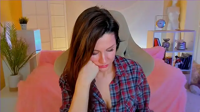 Snapshot of April_o_Nill chatting on 01/23/25, 03:43 April o Nill online show from 01/23/25, 03:43