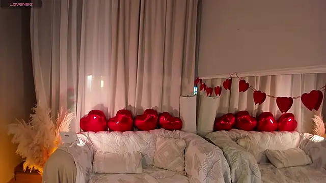 Snapshot of _Rose_Charming_ chatting on 02/16/25, 05:37  Rose Charming  online show from 02/16/25, 05:37