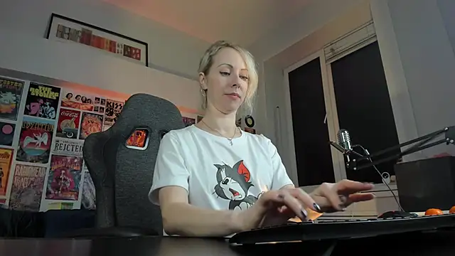 Snapshot of LylithSkye chatting on 01/09/25, 12:30 LylithSkye online show from 01/09/25, 12:30