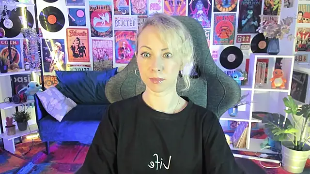 Snapshot of LylithSkye chatting on 01/18/25, 11:32 LylithSkye online show from 01/18/25, 11:32