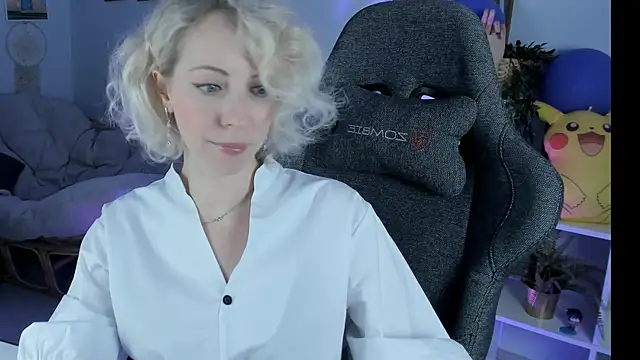 Snapshot of LylithSkye chatting on 02/01/25, 12:05 LylithSkye online show from 02/01/25, 12:05