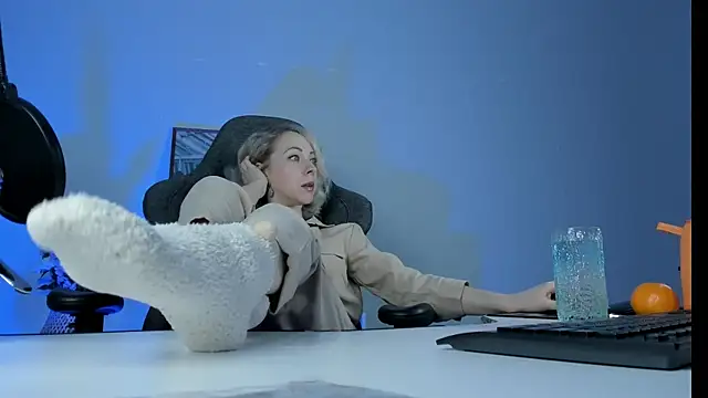 Snapshot of LylithSkye chatting on 02/02/25, 11:19 LylithSkye online show from 02/02/25, 11:19