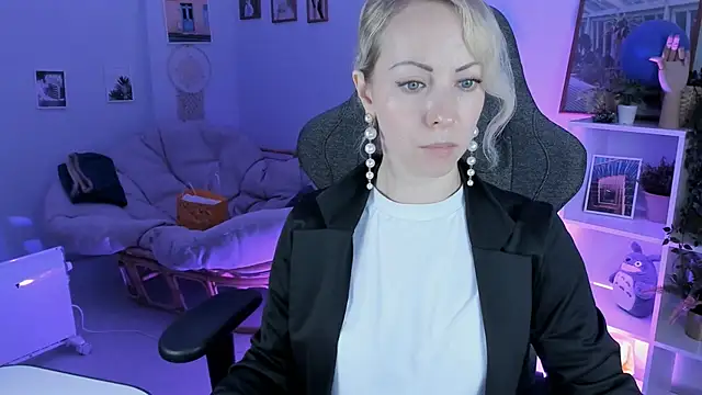 Snapshot of LylithSkye chatting on 02/06/25, 10:37 LylithSkye online show from 02/06/25, 10:37