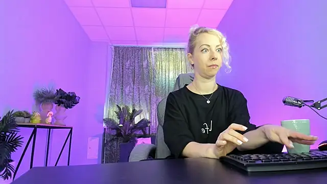 Snapshot of LylithSkye chatting on 09/10/25, 10:59 LylithSkye online show from 09/10/25, 10:59