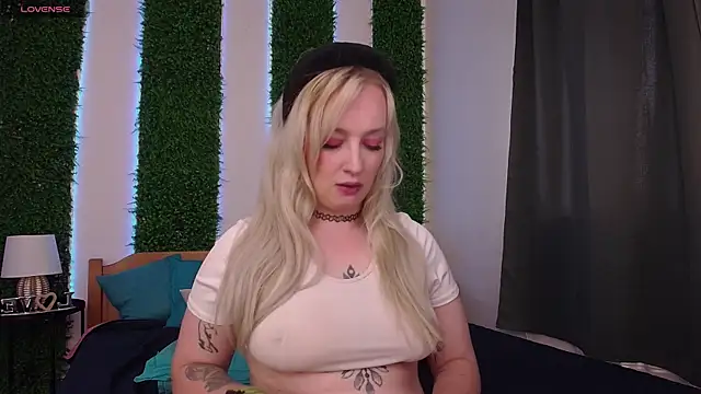 Snapshot of Nicole__Aniston_ chatting on 09/28/25, 08:52 Nicole  Aniston  online show from 09/28/25, 08:52