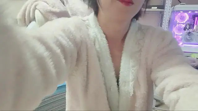 Snapshot of majlee2024 chatting on 10/25/25, 01:51 majlee2024 online show from 10/25/25, 01:51