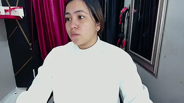 Snapshot of AmorMia chatting on 12/27/24, 01:07 AmorMia online show from 12/27/24, 01:07