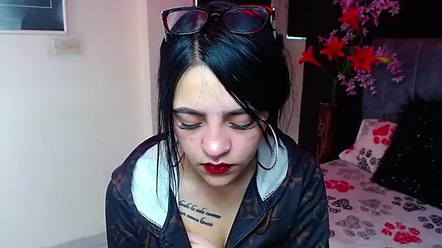 Snapshot of Violettasquirt chatting on 12/18/25, 01:50 Violettasquirt online show from 12/18/25, 01:50