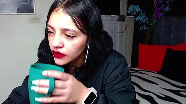 Snapshot of Violettasquirt chatting on 02/17/26, 01:29 Violettasquirt online show from 02/17/26, 01:29