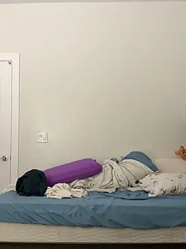 yfui221 online show from 04/15/26, 05:42