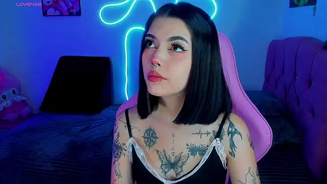 Snapshot of adri_tom44 chatting on 12/04/24, 02:42 adri tom44 online show from 12/04/24, 02:42