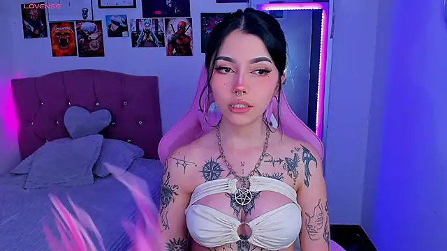 Snapshot of adri_tom44 chatting on 02/21/25, 05:02 adri tom44 online show from 02/21/25, 05:02