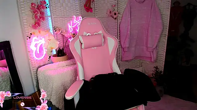 EllieKarrX online show from 12/08/24, 08:47