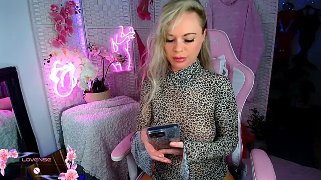 EllieKarrX online show from 12/12/24, 08:57