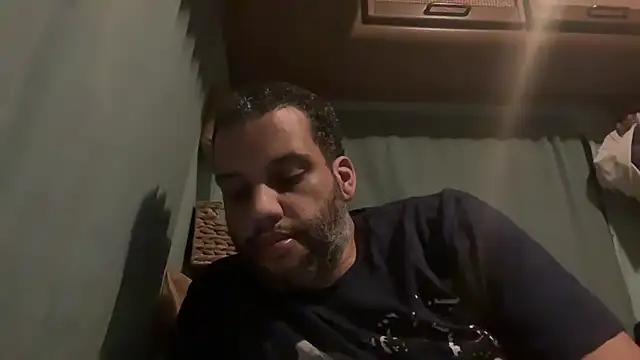 Snapshot of AbsolutMouuah chatting on 03/21/25, 09:01 AbsolutMouuah online show from 03/21/25, 09:01