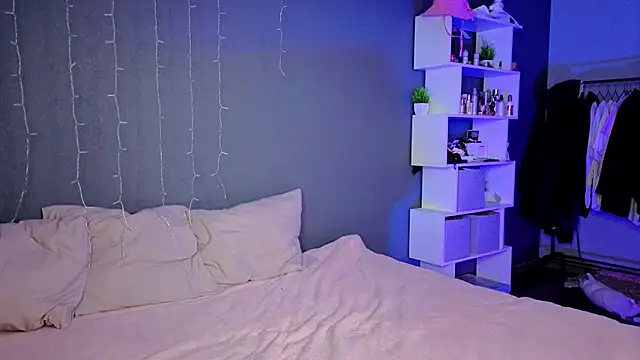 Snapshot of aneta_alisha chatting on 10/28/25, 01:36 aneta alisha online show from 10/28/25, 01:36