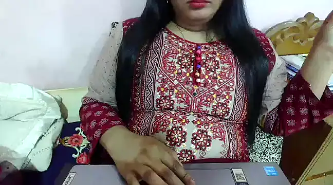 Snapshot of LovelyRose69 chatting on 01/05/25, 07:39 LovelyRose69 online show from 01/05/25, 07:39