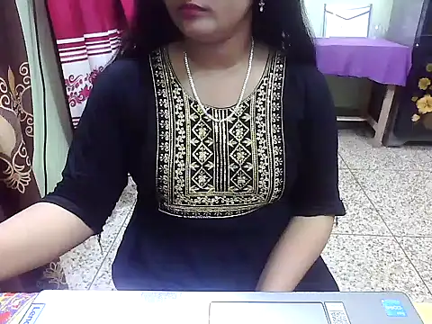 Snapshot of LovelyRose69 chatting on 10/05/25, 02:04 LovelyRose69 online show from 10/05/25, 02:04