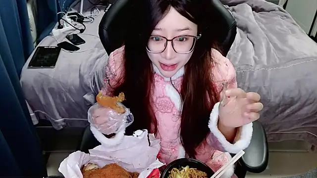 Snapshot of Angelababy001 chatting on 01/09/25, 04:49 Angelababy001 online show from 01/09/25, 04:49