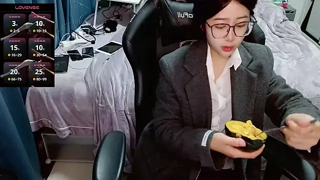 Snapshot of Angelababy001 chatting on 01/13/25, 07:42 Angelababy001 online show from 01/13/25, 07:42