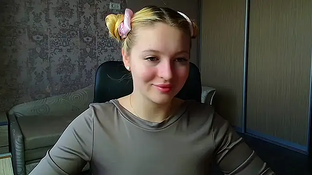 Snapshot of Milka_kiss_ chatting on 05/16/26, 09:39 Milka kiss online show from 05/16/26, 09:39