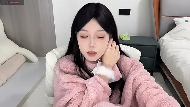 Snapshot of Q-ing chatting on 12/04/24, 05:05 Q-ing online show from 12/04/24, 05:05