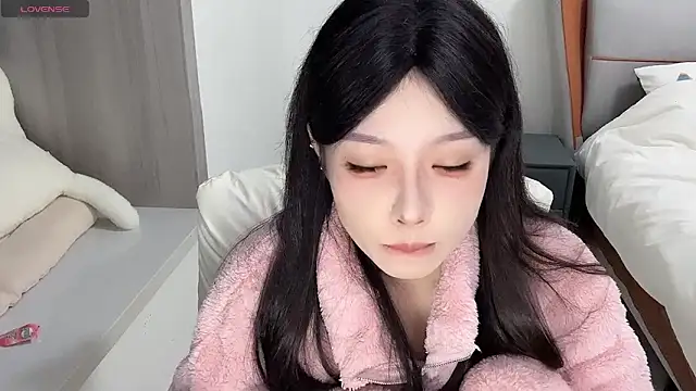 Snapshot of Q-ing chatting on 12/04/24, 08:12 Q-ing online show from 12/04/24, 08:12