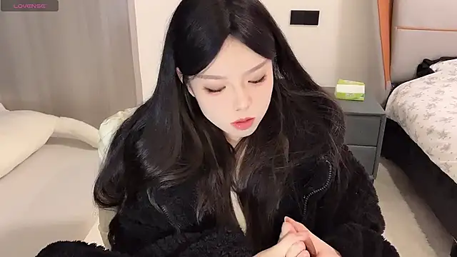 Snapshot of Q-ing chatting on 12/25/24, 05:37 Q-ing online show from 12/25/24, 05:37