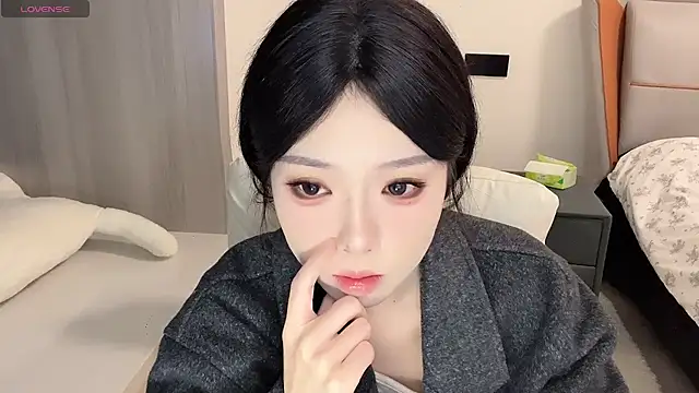 Snapshot of Q-ing chatting on 12/27/24, 04:10 Q-ing online show from 12/27/24, 04:10