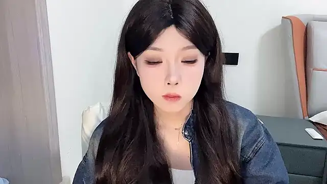 Snapshot of Q-ing chatting on 02/16/25, 04:10 Q-ing online show from 02/16/25, 04:10