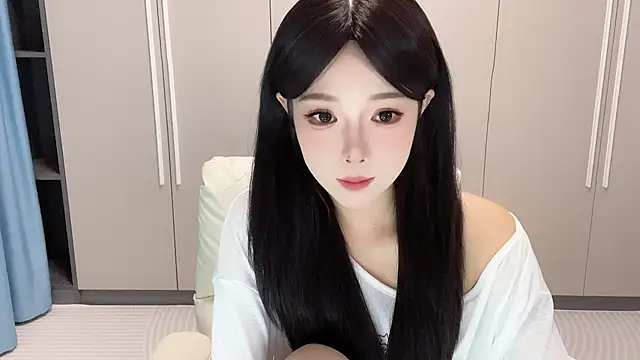 Snapshot of Q-ing chatting on 09/19/25, 12:28 Q-ing online show from 09/19/25, 12:28