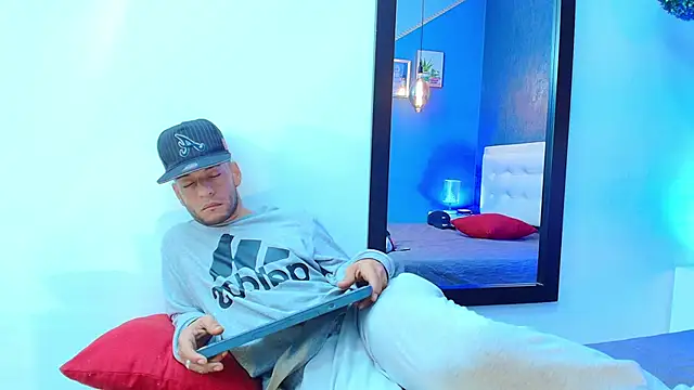 Snapshot of Andrey_u92 chatting on 02/13/25, 04:43 Andrey u92 online show from 02/13/25, 04:43