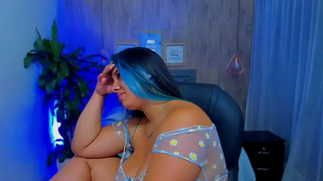 Snapshot of Xisu_ chatting on 12/16/24, 03:51 Xisu online show from 12/16/24, 03:51