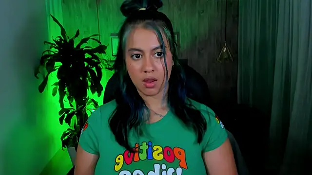 Snapshot of Xisu_ chatting on 01/20/25, 06:21 Xisu online show from 01/20/25, 06:21