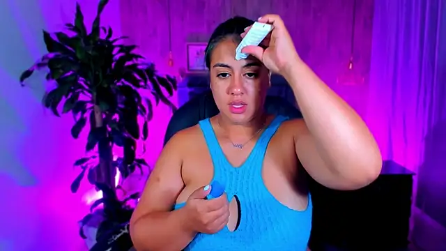 Snapshot of Xisu_ chatting on 02/17/25, 04:20 Xisu online show from 02/17/25, 04:20