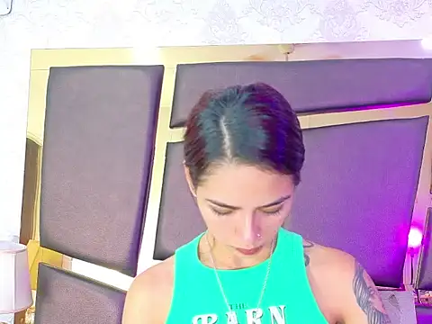 Snapshot of NicoleEsposito chatting on 09/26/25, 01:15 NicoleEsposito online show from 09/26/25, 01:15