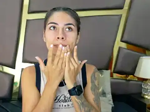Snapshot of NicoleEsposito chatting on 10/16/25, 01:01 NicoleEsposito online show from 10/16/25, 01:01