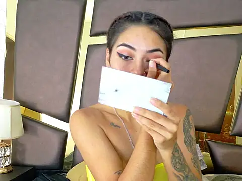 Snapshot of NicoleEsposito chatting on 10/17/25, 01:14 NicoleEsposito online show from 10/17/25, 01:14