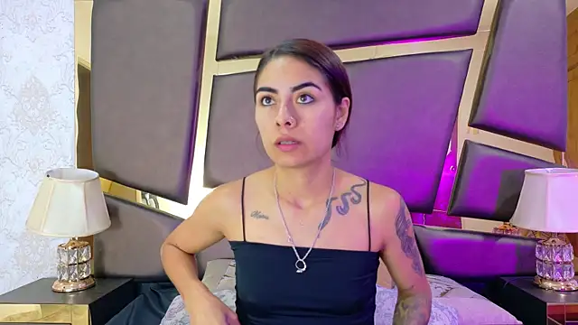 Snapshot of NicoleEsposito chatting on 10/20/25, 01:33 NicoleEsposito online show from 10/20/25, 01:33